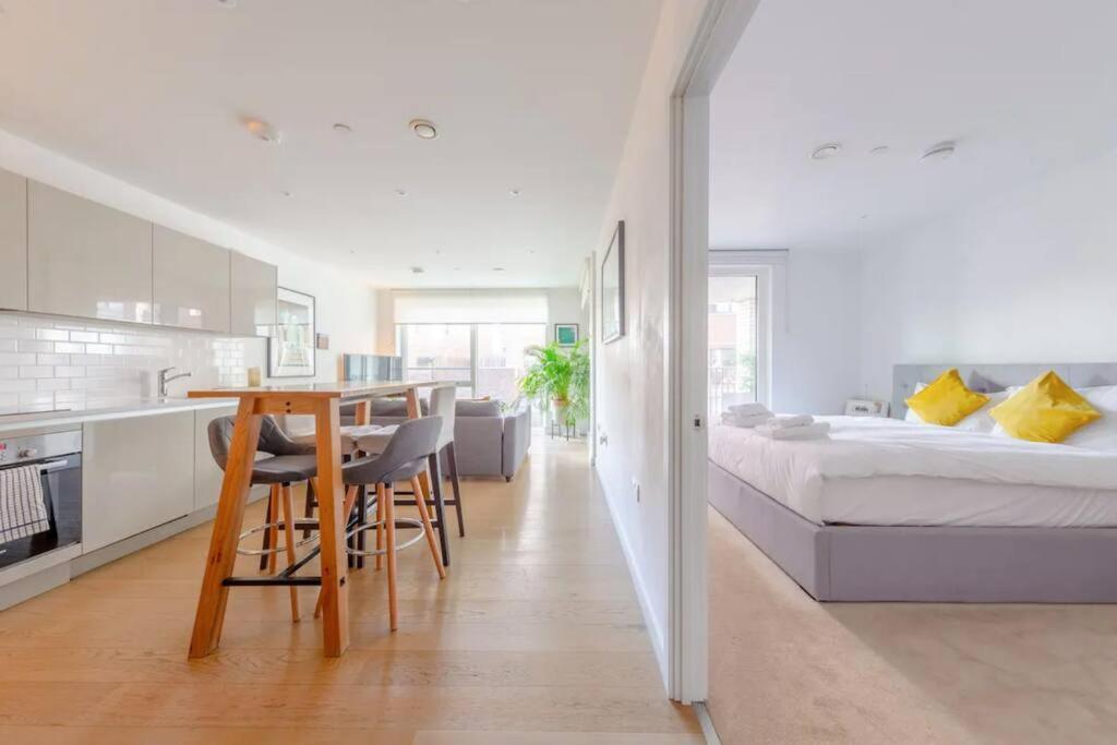 Superb 1 Bedroom Apartment 3Mins From Tube Station Londres Exterior foto