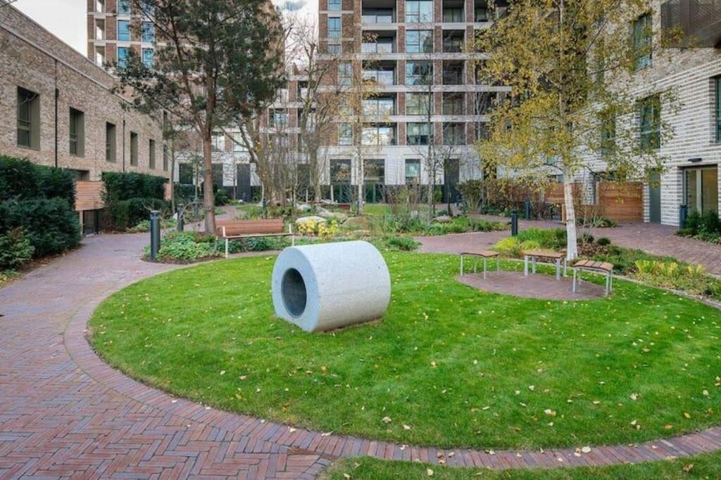 Superb 1 Bedroom Apartment 3Mins From Tube Station Londres Exterior foto