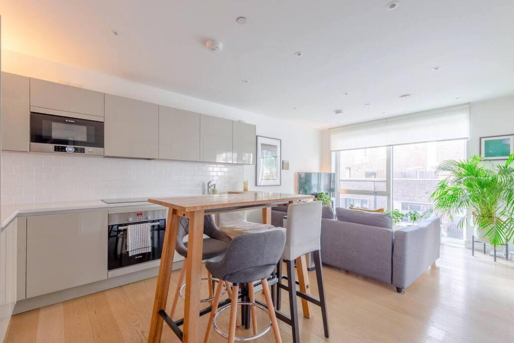 Superb 1 Bedroom Apartment 3Mins From Tube Station Londres Exterior foto
