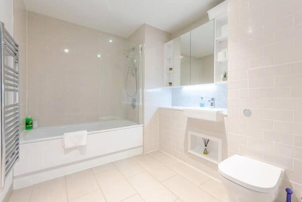 Superb 1 Bedroom Apartment 3Mins From Tube Station Londres Exterior foto